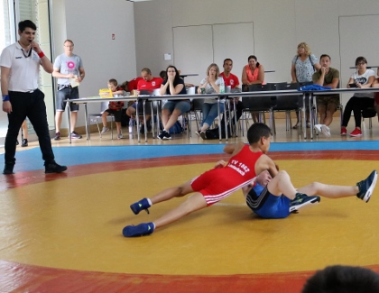 Junge beim Ringen